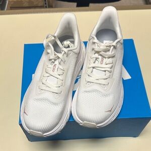 Hoka Women’s Arahi 7 Blanc de Blanc/Rose gold (white with rose gold coloring)